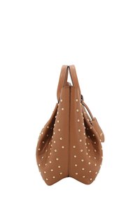 Braune Lederhandtasche mit goldenen Nietenakzenten, runder Basis und zwei kurzen Griffen. Sie besitzt eine glatte Textur und ein dekoratives Etikett.