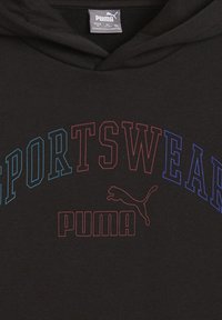 Sudadera negra con capucha que presenta el texto "SPORTSWEAR" y "PUMA" en colores en degradé. Incluye capucha y un diseño de corte clásico. Textura de tela suave.