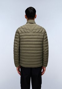 Giacca imbottita trapuntata verde oliva con colletto alto, caratterizzata da cuciture orizzontali e un design elegante. La vista posteriore mostra la trama e il fit.