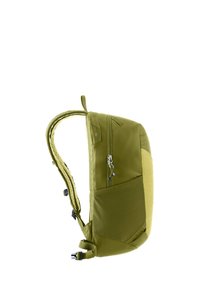 Mochila verde oliva con correas acolchadas, tejido texturizado y bolsillos con cremallera. Incluye un bolsillo lateral y un lazo para sujeción.