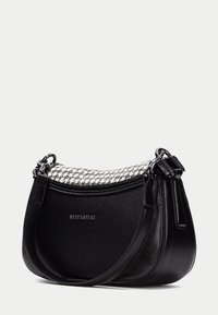 Sort læderhåndtaske med en buet form, der har en tekstureret sort og hvid houndstooth-mønstret klaff samt justerbar skulderrem.