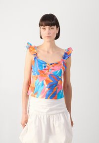 Crop top coloré avec un motif floral en bleu, orange et rose. Bretelles froncées et silhouette ajustée, fabriqué en tissu léger.