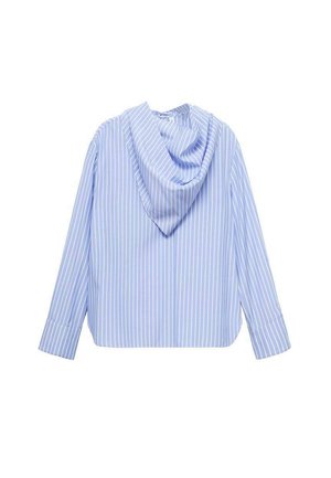 Camicia a maniche lunghe a righe verticali blu e bianche con cappuccio drappeggiato attaccato, esposta piatta dal retro su uno sfondo bianco.