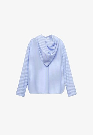 Blå och vit randig långärmad skjorta med en fastsydd draperad huva, uppvisad liggande från baksidan på en vit bakgrund.