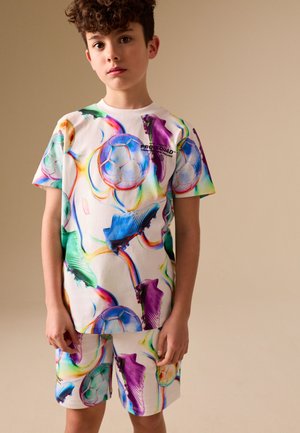 Next, REGULAR FIT - SHORT SLEEVE T-SHIRT AND SHORTS SET  . - Jogginghose - multi football