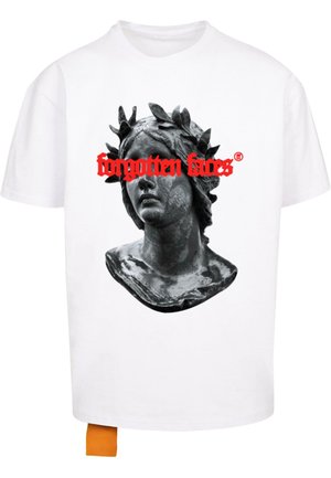 Camiseta de algodón blanca con un estampado de busto en negro y texto en rojo que dice "caras olvidadas". Incluye una etiqueta naranja contrastante en el lateral.