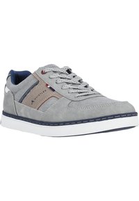 Grå sneaker med en slät ovandel, kontrasterande marinblå accenter, strukturerad design och texturerade snören. Vit gummisula med texturerat grepp.