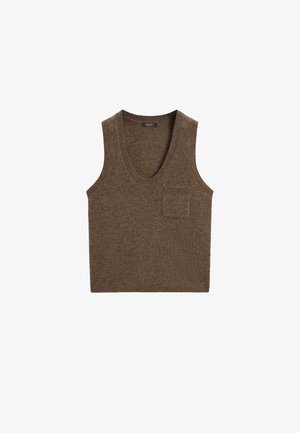 Bruine gebreide mouwloze top met een V-hals en een klein zakje op de linkerborst. Zachte textuur, gestructureerd ontwerp, eenvoudig ontwerp.