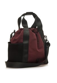 Borsa in tessuto marrone con manici neri, parte superiore arricciata e tasca laterale in rete. Presenta una tracolla regolabile e accenti hardware minimal.