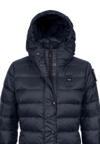 Giacca imbottita blu navy con cappuccio removibile, design trapuntato, chiusura frontale con zip e bottoni a pressione. Presenta una toppa con logo sul maniche.