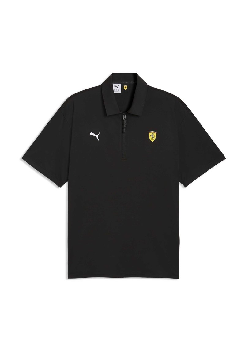 Polo noir en tissu lisse, doté d'un col zippé, du logo Puma blanc sur l'épaule gauche, et de l'emblème Ferrari jaune sur la poitrine.