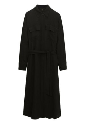 Langes schwarzes Hemdblusenkleid mit Kragen, Knopfleiste vorne, Brusttaschen, langen Ärmeln und einem Stoffgürtel, der in der Taille gebunden ist.