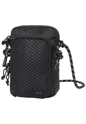 Bolso bandolera pequeño negro con bolsillo delantero texturizado, cierre de cremallera y cordón de hombro ajustable con patrón en blanco y negro.