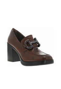 Chaussure à talon carré en cuir marron avec un bout arrondi, présentant un accent de sangle métallique sur le cou-de-pied et des détails texturés sur la tige.