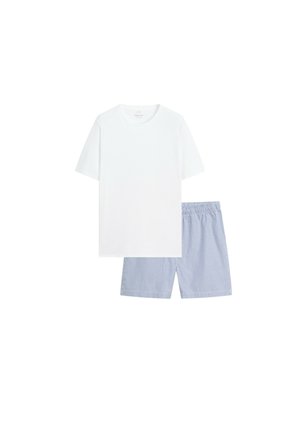 T-shirt blanc à manches courtes assorti à un short bleu clair à taille élastique avec de fines rayures verticales sur fond blanc.