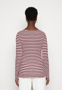Langærmet skjorte med maroon og hvide vandrette striber, lavet af letvægtigt stof, med rund halsudskæring og tætsiddende design.