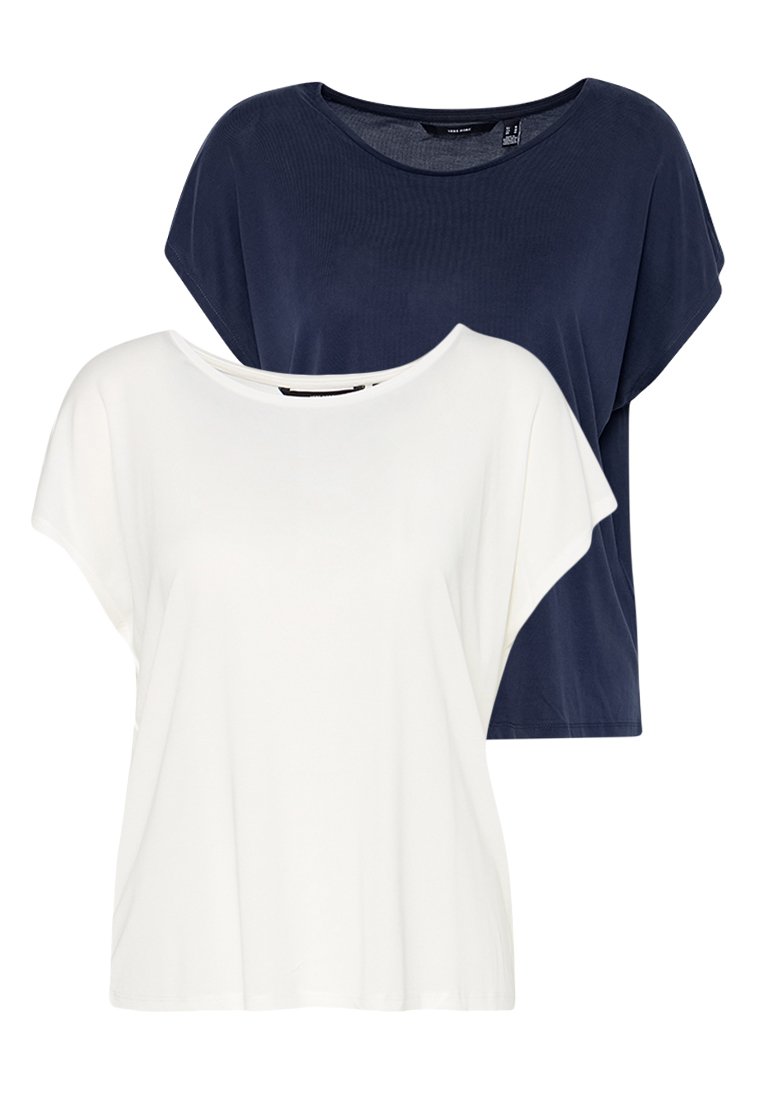 Twee losse t-shirts in het wit en marineblauw, gemaakt van zachte katoen. Beide hebben korte mouwen en brede, ronde halslijnen.