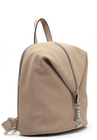 Mochila beige con textura perforada, cremallera plateada y un único asa superior. Cuenta con una correa de hombro ajustable y un diseño minimalista.