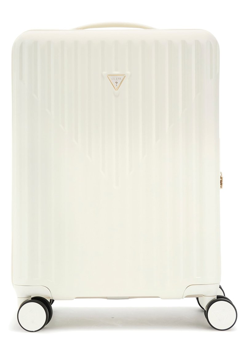 Valise rigide blanche avec texture rayée verticale, matériel doré et quatre roues noires. Comprend une poignée supérieure et un détail logo.