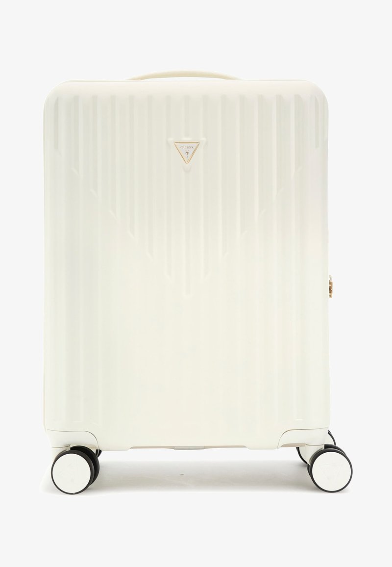 Valise rigide blanche avec texture rayée verticale, matériel doré et quatre roues noires. Comprend une poignée supérieure et un détail logo.