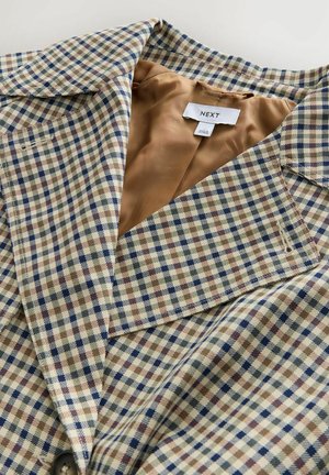 Karierter Blazer mit leicht beigem Innenfutter. Das Muster besteht aus blauen, braunen und cremefarbenen Karos, mit einem eingeschnittenen Kragen und einer Knopföffnung.