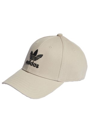 Casquette de baseball beige avec une visière incurvée et un logo trefoil Adidas brodé en noir sur le devant.