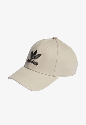 Casquette de baseball beige avec une visière incurvée et un logo trefoil Adidas brodé en noir sur le devant.