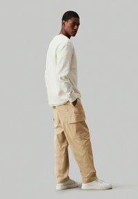 Calvin Klein Jeans REGULAR STRAIGHT  - Kargopüksid - pale khaki