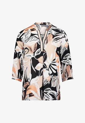 Kwiatowa bluzka w kolorach czarnym, kremowym i brzoskwiniowym z rękawami 3/4. Posiada luźny krój i dekolt w serek. Wykonana z lekkiego materiału o gładkiej teksturze.