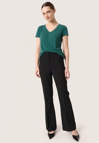 Soaked in Luxury COLUMBINE V-NECK - Pamata T-krekls - rain forest