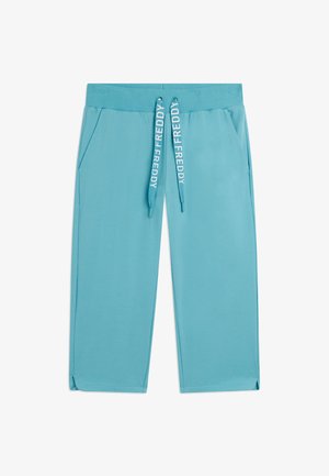 Pantalones cortos hasta la rodilla de color azul claro con cintura elástica acanalada, dos bolsillos laterales y cordones con la etiqueta "FREDDY" en texto blanco.