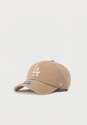 Casquette de baseball kaki avec logo LA brodé, visière courbée et étiquette de la marque 47. Fabriquée en tissu à surface texturée.