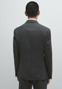 Grau maßgeschneiderte Anzugjacke, strukturierter Stoff, Sch vent am Rücken, gekerbter Reverskragen, geknöpfte Ärmelbündchen, schlankes Design mit modernem Schnitt.