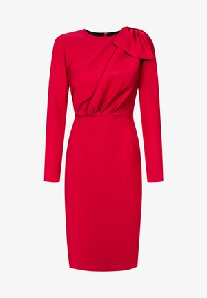 Czerwona sukienka z długim rękawem o dopasowanej sylwetce, z drapowaną konstrukcją i kokardą na ramieniu. Gładka tkanina.