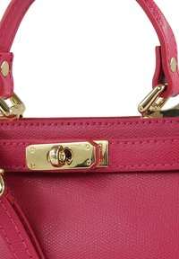 Roze leren handtas met een gestructureerde afwerking, gouden beslag en een rechthoekige sluiting. Het ontwerp heeft afgeronde handvaten en zichtbare stiksels.