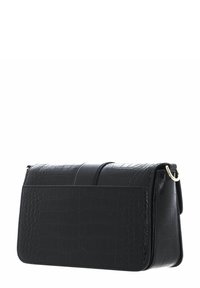 Borsa a mano in pelle nera con texture in finta croco, forma rettangolare, chiusura con pattina frontale e dettagli in metallo argentato.