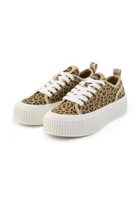 Ζευγάρι sneakers με πλατφόρμα, με μπεζ και μαύρο ύφασμα λεοπάρ, χοντρές λευκές σόλες με ραβδώσεις και λευκά κορδόνια.