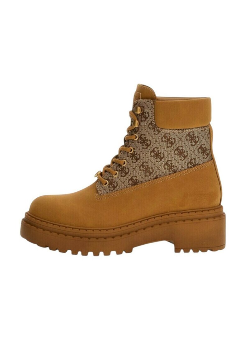 Stivale alla caviglia in pizzo color cammello con suola spessa e scanalata e pannello superiore in tessuto trapuntato con motivo monogramma marrone scuro ripetuto.
