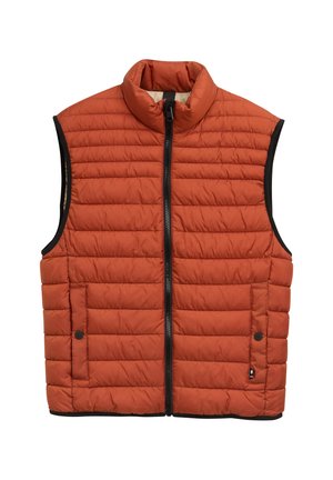 Orange vest med høj krave, lynlås foran og sort kant. Har vandrette syninger og en knaplomme på venstre side.