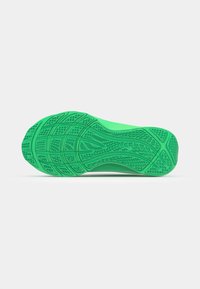 Semelle extérieure en caoutchouc vert avec des motifs texturés pour une traction optimale. Présente des lignes ondulées et des motifs en grille pour améliorer l'adhérence et la flexibilité.