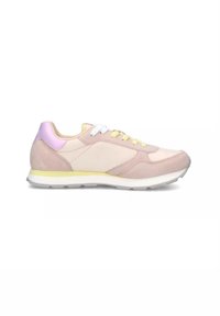 Sneaker rosa chiaro con dettagli in suede, lacci gialli e suola bianca. Dettaglio del tallone viola sfumato e design snellito.