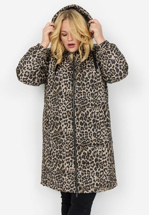 Pufasta jakna s leopard uzorkom u bež boji, sa zatvaranjem na zip, kapuljačom i dva prednja džepa. Materijal izgleda kao da je podstavljen i ima sjajan finiš.