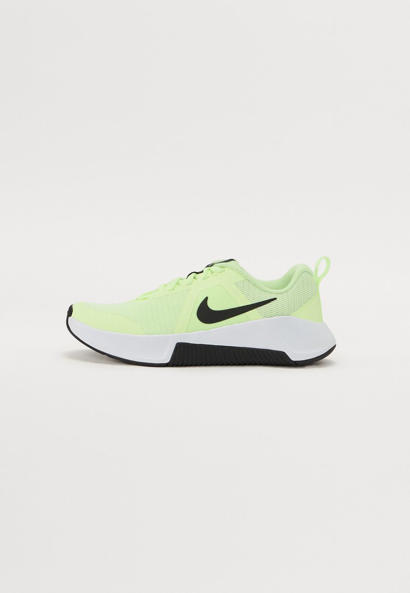 Groene en zwarte sportshoe met een bovenwerk van mesh, ronde neus, dikke witte tussenzool en een gestructureerde zwarte buitenzool. Beschikt over een zwart logo op de zijkant.