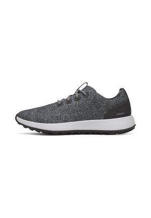 Dunkelgrauer Sneaker in Low-Top-Optik mit strukturiertem Stoffoberteil, schwarzem Fersenpatch mit der Aufschrift wasserdicht, weißer Zwischensohle und schwarzer Gummilaufsohle.
