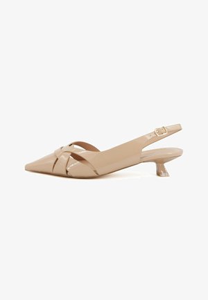 Scarpa slingback beige in vernice con punta appuntita, dettaglio cinturino intrecciato e tacco kitten basso con fibbia dorata.