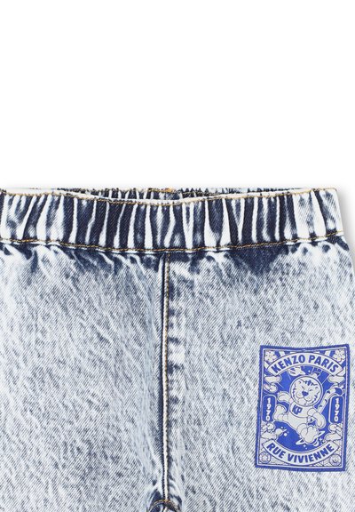 Pantaloni in denim con un motivo blu sbiadito, vita elastica e toppa blu del logo Kenzo Paris cucita con design di leone.