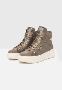 Sneaker alte in suede e pelle verde oliva, con suole in gomma crema, occhielli metallici e dettagli testurizzati sui lati.