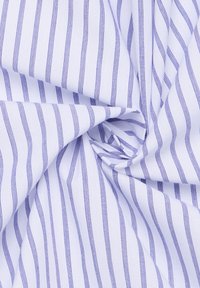 Katoenen stof met een witte basis en smalle, verticale blauwe strepen. Glad oppervlak, lichtgewicht, valt mooi. Geschikt voor kleding of decoratie.