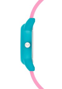 Blauer Silikon-Uhrengehäuse mit einem pinken Silikonarmband. Verfügt über eine silberne Krone und ein rechteckiges silbernes Zifferblatt. Glatte, matte Textur über die gesamte Oberfläche.