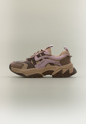 Gruba sneaker w kolorach beżowym, brązowym i lawendowym z grubą podeszwą, wiązany oraz z logo Steve Madden po boku.